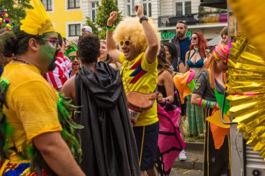 Berlin, Almanya - 9 Haziran 2019: Kültürler Karnavalı Karneval der Kulturen Umzug - Kreuzberg'de çok kültürlü bir müzik festivali. sokakta dans eden farklı milletlerden bir kalabalık. Mu ile kamyon