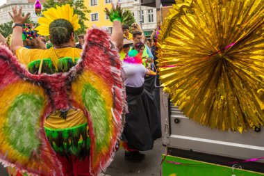 Berlin, Almanya - 9 Haziran 2019: Kültürler Karnavalı Karneval der Kulturen Umzug - Kreuzberg'de çok kültürlü bir müzik festivali. sokakta dans eden farklı milletlerden bir kalabalık. Mu ile kamyon