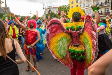 Berlin, Almanya - 9 Haziran 2019: Kültürler Karnavalı Karneval der Kulturen Umzug - Kreuzberg'de çok kültürlü bir müzik festivali. sokakta dans eden farklı milletlerden bir kalabalık. Mu ile kamyon