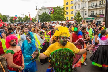Berlin, Almanya - 9 Haziran 2019: Kültürler Karnavalı Karneval der Kulturen Umzug - Kreuzberg'de çok kültürlü bir müzik festivali. sokakta dans eden farklı milletlerden bir kalabalık. Mu ile kamyon