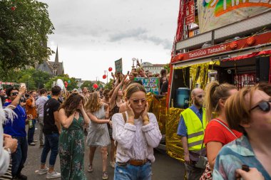 Berlin, Almanya - 9 Haziran 2019: Kültürler Karnavalı Karneval der Kulturen Umzug - Kreuzberg'de çok kültürlü bir müzik festivali. yüksek sesle müzik ziyaretçi ile rahatsız. kulakları kapatır