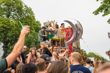 Berlin, Almanya - 9 Haziran 2019: Kültürler Karnavalı Karneval der Kulturen Umzug - Kreuzberg'de çok kültürlü bir müzik festivali. afiş ile yound insanlar ile kamyon