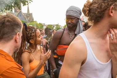 Berlin, Almanya - 9 Haziran 2019: Kültürler Karnavalı Karneval der Kulturen Umzug - Kreuzberg'de çok kültürlü bir müzik festivali. Afrikalı çift