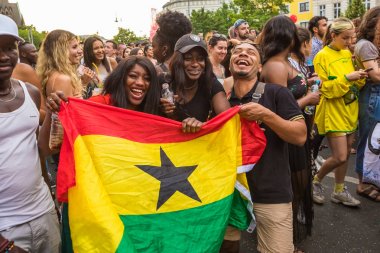 Berlin, Almanya - 9 Haziran 2019: Kültürler Karnavalı Karneval der Kulturen Umzug - Kreuzberg'de çok kültürlü bir müzik festivali. bayrak ile jamaikalı arkadaş grubu