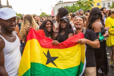 Berlin, Almanya - 9 Haziran 2019: Kültürler Karnavalı Karneval der Kulturen Umzug - Kreuzberg'de çok kültürlü bir müzik festivali. bayrak ile jamaikalı arkadaş grubu