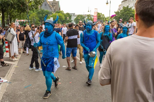Berlijn, Duitsland-9 juni 2019: Carnaval van culturen Parade Karneval der Kulturen Umzug-een multicultureel muziekfestival in Kreuzberg. Mensen gekleurd in blauw — Stockfoto