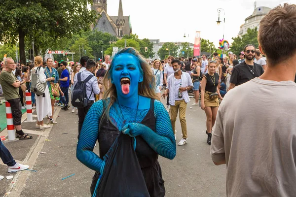 Berlijn, Duitsland-9 juni 2019: Carnaval van culturen Parade Karneval der Kulturen Umzug-een multicultureel muziekfestival in Kreuzberg. Mensen gekleurd in blauw — Stockfoto