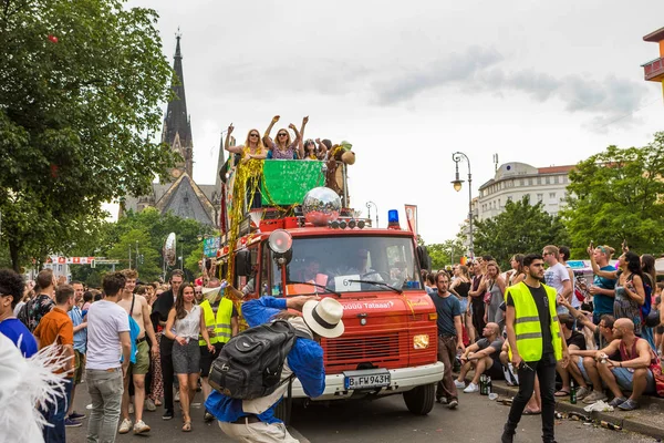 Berlijn, Duitsland-9 juni 2019: Carnaval van culturen Parade Karneval der Kulturen Umzug-een multicultureel muziekfestival in Kreuzberg. Vrouw op de vrachtwagen uitvoeren. Kirche am sudstern op de achtergrond. — Stockfoto