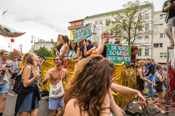 Berlijn, Duitsland-9 juni 2019: Carnaval van culturen Parade Karneval der Kulturen Umzug-een multicultureel muziekfestival in Kreuzberg. vrachtwagen met yound mensen met banners — Stockfoto
