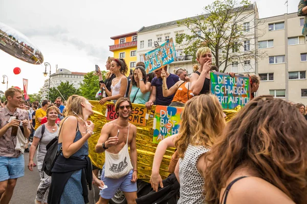 Berlijn, Duitsland-9 juni 2019: Carnaval van culturen Parade Karneval der Kulturen Umzug-een multicultureel muziekfestival in Kreuzberg. vrachtwagen met yound mensen met banners — Stockfoto