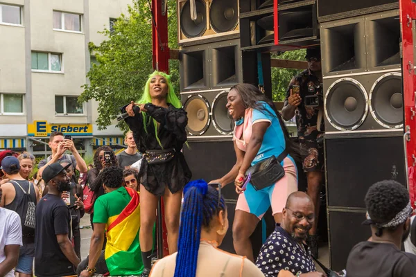 Berlijn, Duitsland-9 juni 2019: Carnaval van culturen Parade Karneval der Kulturen Umzug-een multicultureel muziekfestival in Kreuzberg. Dansen en zanger op vrachtwagen — Stockfoto