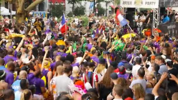 Berlin, Tyskland - 9. juni 2019: Karnevalet av kulturparaden Karneval der Kulturen Umzug - en flerkulturell musikkfestival i Kreuzberg. Videoopptak. folkedans av ulike nasjonaliteter nær – stockvideo