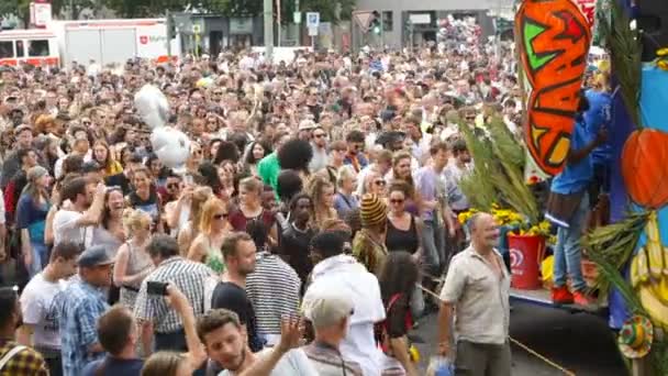 Berlin, Almanya - 9 Haziran 2019: Kültürler Karnavalı Karneval der Kulturen Umzug - Kreuzberg'de çok kültürlü bir müzik festivali. Video görüntüleri. yakın çeşitli milletlerden kalabalık dans — Stok video