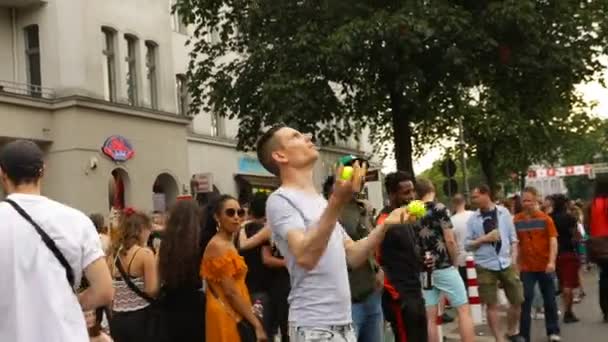 Berlin, Tyskland - 9. juni 2019: Karnevalet av kulturparaden Karneval der Kulturen Umzug. Han sjonglerer baller. Videoopptak. gateytelse – stockvideo
