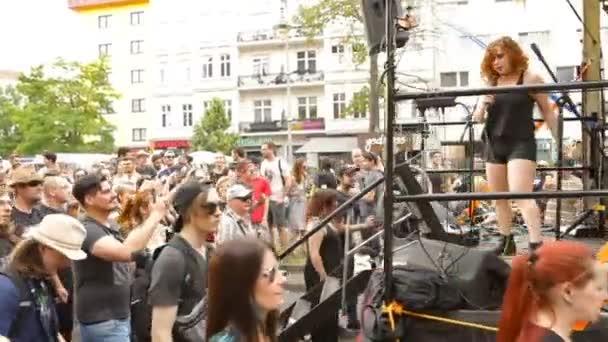 Berlín, Alemania - 9 de junio de 2019: Desfile del Carnaval de las Culturas Karneval der Kulturen Umzug - un festival de música multicultural en Kreuzberg. Imágenes de video. Rockers bailando cerca del camión en movimiento. pesado — Vídeo de stock
