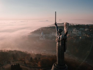 büyük çelik kadın ile Kiev Ukrayna kalkanı ve kılıcı Anavatan anıt heykeli. SSCB miras. Aeriel dron fotoğraf.