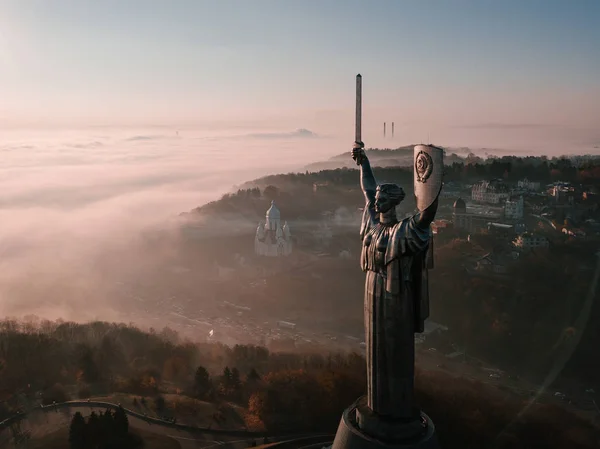 Énorme statue en acier de la femme avec bouclier et épée Le Monument de la Patrie à Kiev Ukraine. Patrimoine de l'URSS. Aeriel drone photo . — Photo