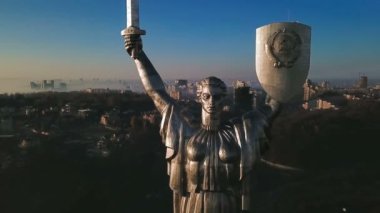 12.11.2018- Kiev Ukrayna. Portreyi kapat. Anavatan Anıtı ziyaret etmek için en popüler turistik yerler. Kalkan ve kılıç ile kadın büyük çelik heykeli havadan drone video görüntüleri. kamera uzaklaşır