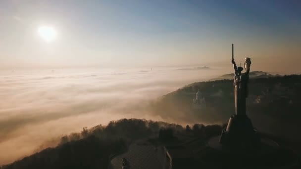 2018 キエフウクライナ母国の記念碑 訪問する首都人気の観光地 上からエアレルドローンのビデオ映像 キエフの霧の秋の朝 カメラが離れて移動します — ストック動画