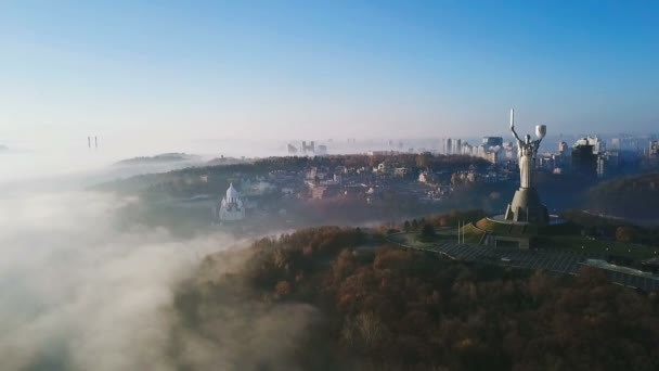 2018 基辅乌克兰祖国纪念碑苏联遗产 雾中的城市丘陵 美丽的秋日早晨 空中无人机视频片段 相机正在接近和飞过 — 图库视频影像