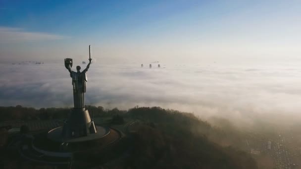 2018 Kiev Ucrânia Monumento Pátria Chirch Tráfego Rodoviário Automóveis Foggy — Vídeo de Stock