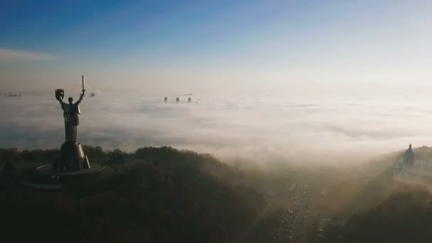 2018 Kiev Ucrânia Monumento Pátria Chirch Tráfego Rodoviário Automóveis Foggy — Vídeo de Stock
