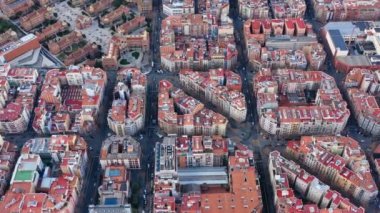 Barselona Ispanya 'nın havadan drone videosu. Expansion bölgesi sokaklarında. Hospital de Sant Pau. Video görüntüleri. Araba trafiği