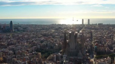 Sagrada Familia ve Torre Glories Torre Agbar ile merkeze Gothic Quarter gelen Barselona Ispanya havadan görünüm Panorama. Video görüntüleri. Güneşli üst görünüm