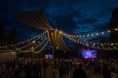 28.06.2019 - Kiev Ukrayna. Kuraz bazar olayı. Gençler açık havada etkinlik festivali dışarı asılı