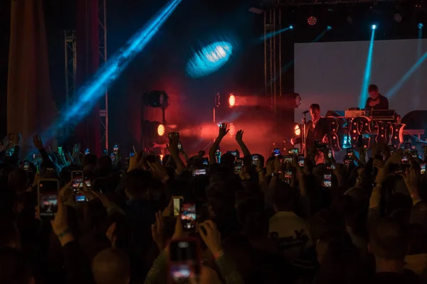 28.06.2019 - 基辅乌克兰。库拉兹巴扎尔事件。格斯在音乐会上向观众展示用手机拍摄视频和照片. — 图库照片