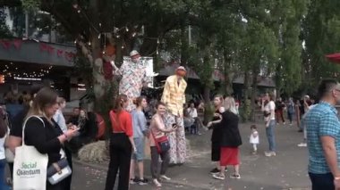 28.06.2019 - Kiev Ukrayna. Kuraz bazar olayı. yüksek ayaklıklar üzerinde palyaçolar insanlarla oynarken. Haftalık aile etkinliği. Video görüntüleri. Eğlenceli parti