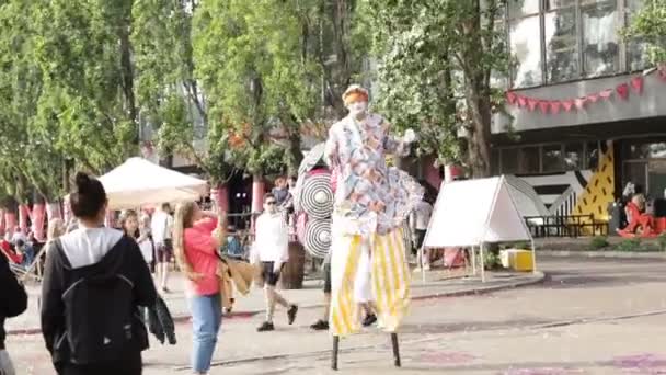 2019 キエフウクライナ クラズバザールイベント 人々と遊ぶ高いスティルトのピエロ ウィークンの家族イベント ビデオ映像 楽しんで — ストック動画