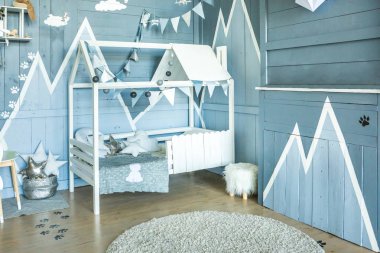 Küçük pilot çocuk için Macera tarzı Mavi yatak odası iç. Çocuk için güzel ve rahat oda