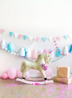 at oyuncak ve çiçekler ile pembe çocuk girly oda. Çocukların iç duvarı. Dikey kompozisyon. Pozitif titreşimler