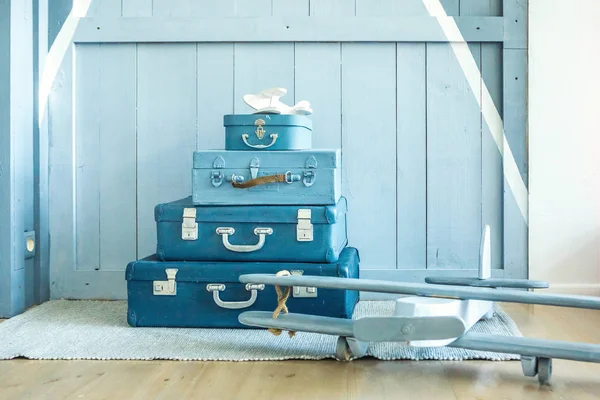 Jungenzimmerdekoration. Blaue Koffer auf dem Boden im Kinderzimmer. Interieur für Kind junger Pilot — Stockfoto