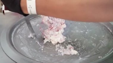 26.06.2019 Sokak pazarı Kiev Ukrayna. Dondurma Ruloları yapım işlemi. Video görüntüleri