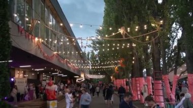 26.06.2019 Sokak pazarı Kiev Ukrayna. Dışarıda yürüyen insanlar.