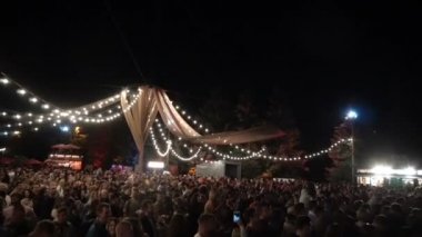 26.06.2019 Kuraz bazar Kiev Ukrayna. Gus Gus konseri consert. Video. İnsanlar cep telefonları fpr sosyal medya ile video alarak.