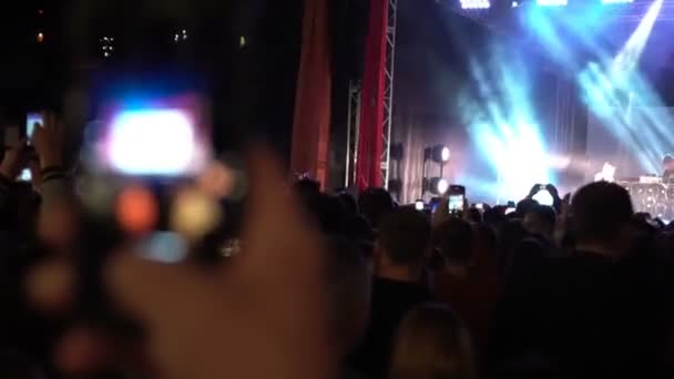 26.06.2019 Kuraz bazar Kiev Ukraine. Gus Gus fait un concert live. Vidéo. Les gens qui prennent des vidéos avec leurs téléphones portables fpr médias sociaux . — Video