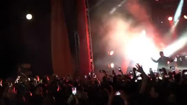 26.06.2019 Kuraz bazar Kiev Ucrânia. O Gus Gus faz um concerto ao vivo. Vídeo. Pessoas fazendo vídeo com seus telefones celulares fpr mídias sociais . — Vídeo de Stock