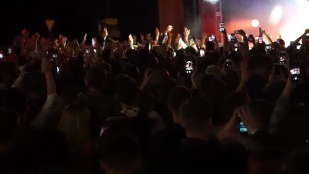 26.06.2019 Kuraz bazar Kiev Ucrania. Gus Gus consert concierto en vivo. Vídeo. Gente tomando video con sus teléfonos celulares fpr redes sociales . — Vídeo de stock