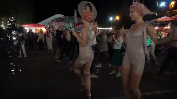 26.06.2019 Kuraz bazar Kiev Ukrayna. çekici, ince kızlar kostüm ve başlıklar dans — Stok video