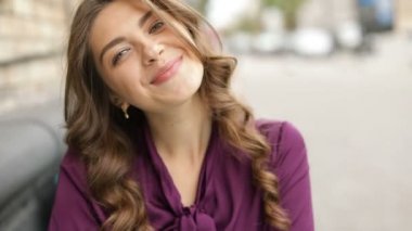 Mutlu gülümseyen womwn sevimli portre. Sevgiyle gülümsüyor. Uzun saçlı. Video görüntüleri