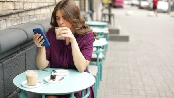 Utilizador da Internet. Telefone celular mulher de mídia social móvel conversando mensagens de texto. Comunicação online. Café de rua. Imagens de vídeo — Vídeo de Stock