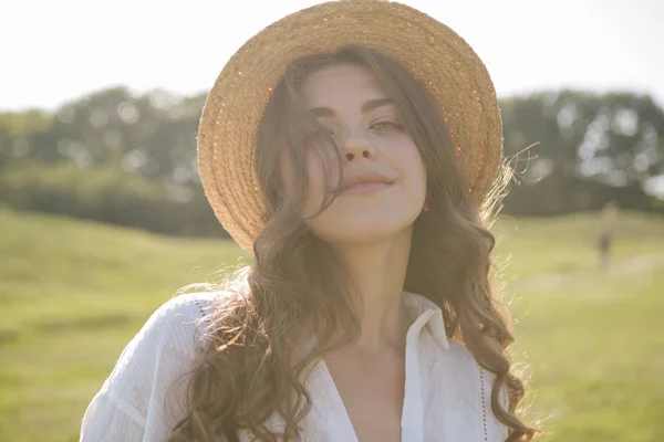 Mooie Zonnige Vrouw Portret Stro Hoed Groene Natuur Achtergrond — Stockfoto