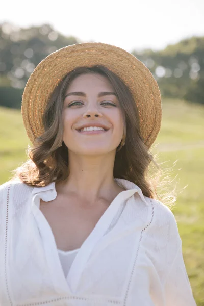 Tevreden Ontspannen Vrouw Glimlach Stro Hoed Zomer Natuurlijke Stijl Achtergrond — Stockfoto