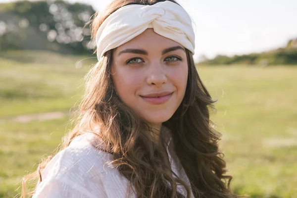 Hermoso Retrato Mujer Estilo Eco Hippy Con Accesorio Banda Para — Foto de Stock