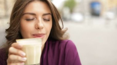 cappuccino sevgilisi güzel kadın. Video görüntüleri. Mor renkli elbise. Uzun saç