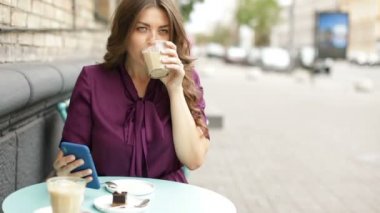 sokak kafede cappuccino zevk güzel kadın. Video görüntüleri