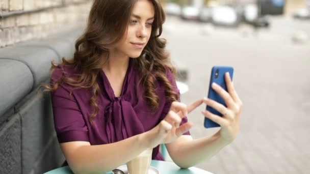Hermosa Mujer Pelo Largo Haciendo Selfie Con Teléfono Celular Mientras — Vídeos de Stock